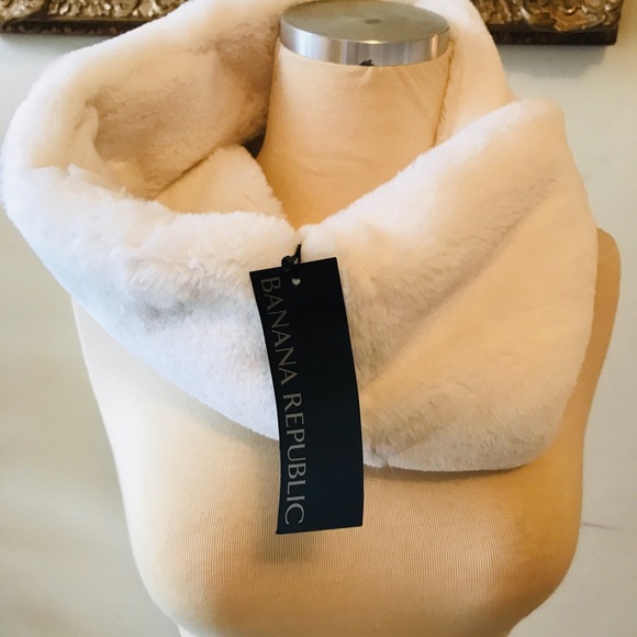Soft White Faux Fur Warm Infinity Scarf NWT - Picture 3 of 4